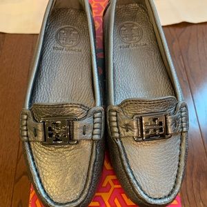 NIB Tory Burch Kendrick Driving Loafers in Pewter